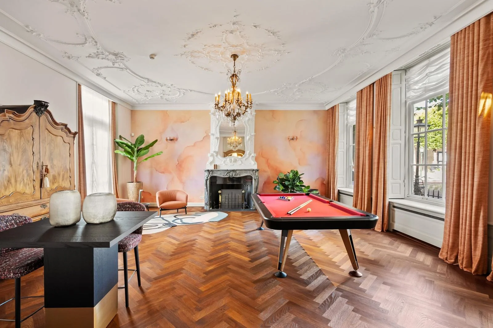 Salon van Lindenhof in Noordwijk met visgraatvloer, plafondornamenten, open haard en biljarttafel