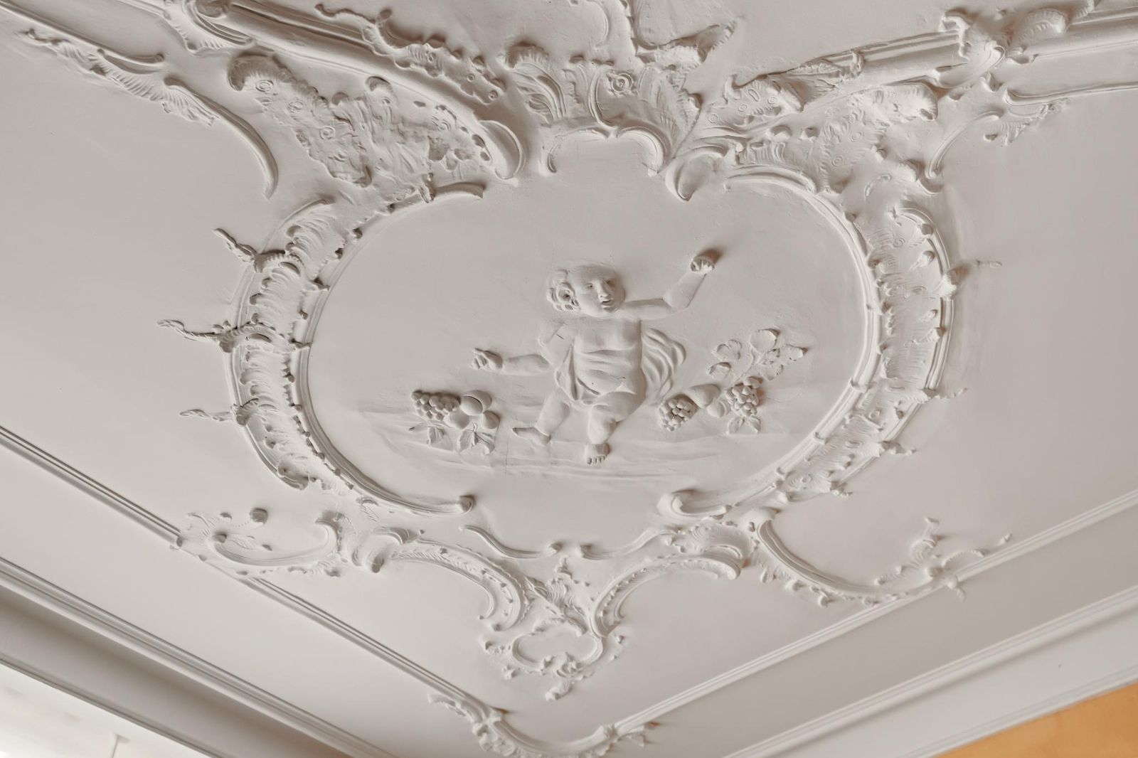 Detail van historisch stucplafond met ornamenten in rijksmonument Lindenhof in Noordwijk