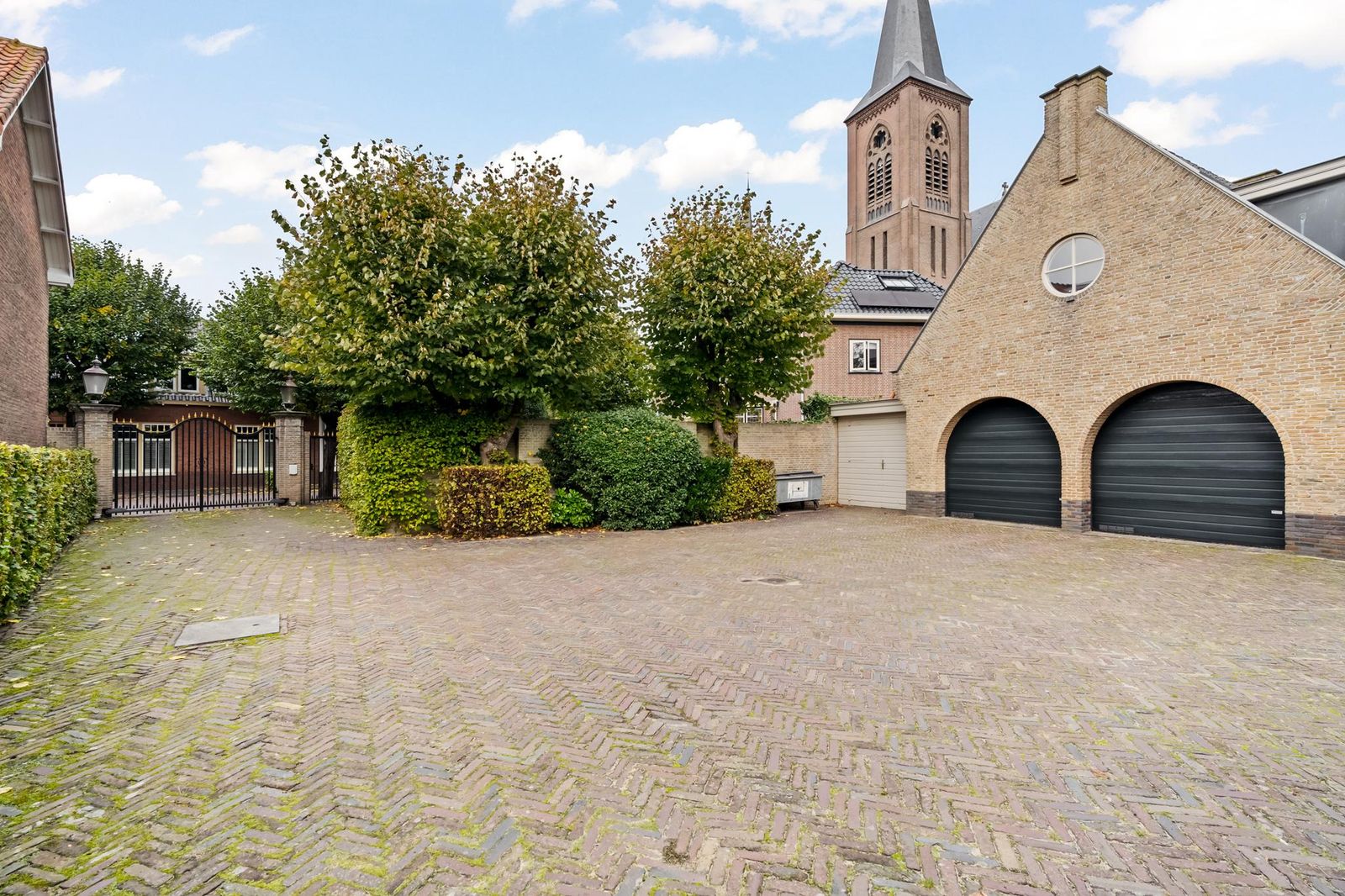 Binnenplaats met garage Lindenhof