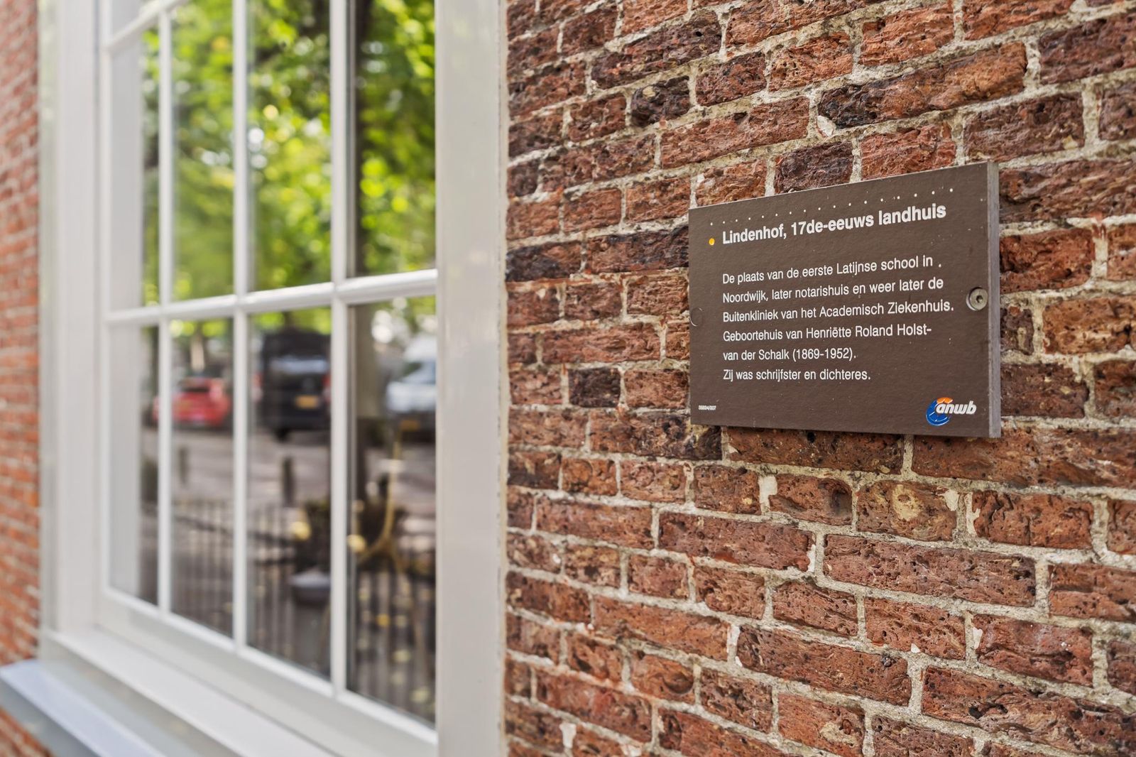 Geveldetail van Lindenhof in Noordwijk met historische plaquette over het 17e-eeuwse landhuis