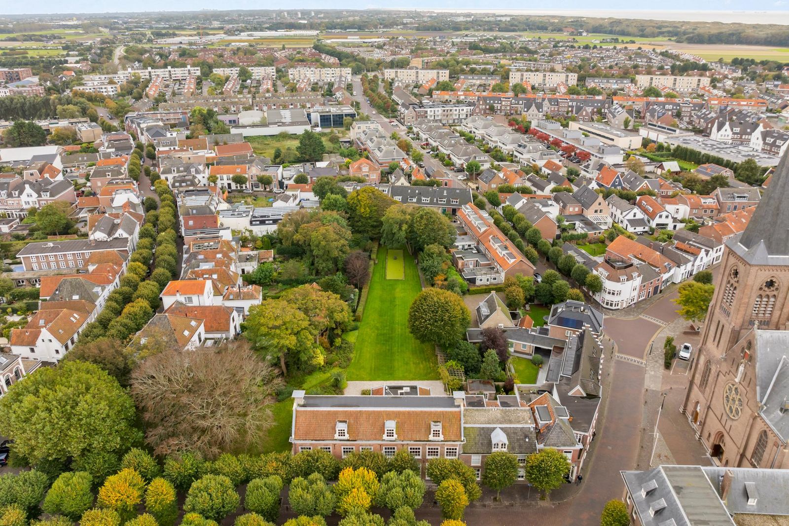 Luchtfoto van de Lindenhof met ligging in de dorpskern van Noordwijk