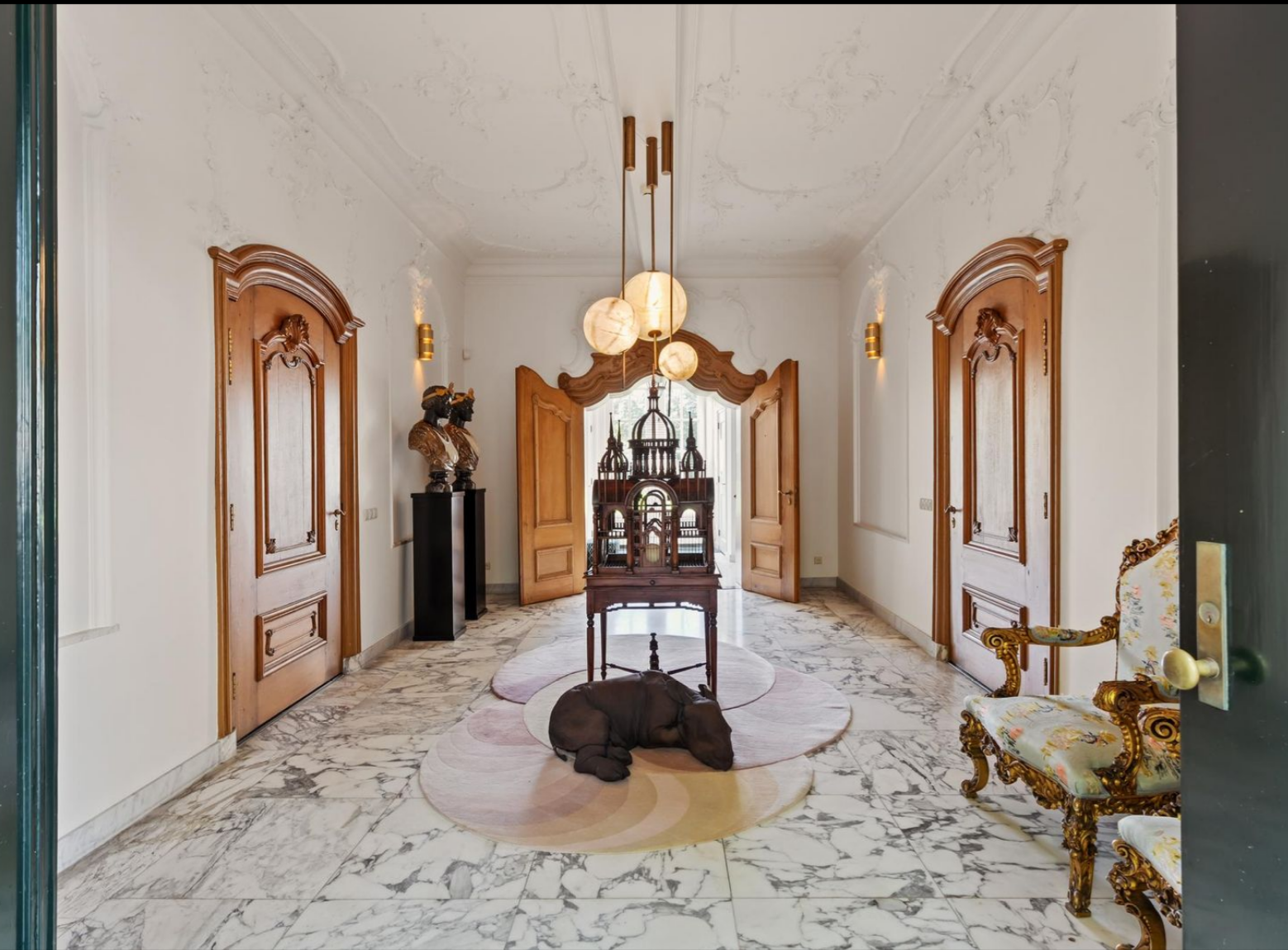 Centrale hal van de Lindenhof met marmeren vloer en plafondornamenten