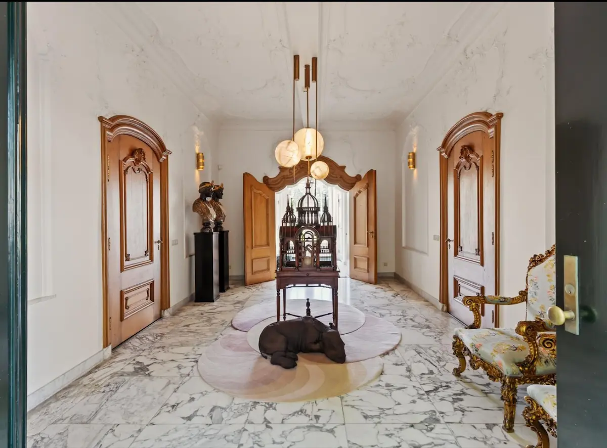 Centrale hal van de Lindenhof met marmeren vloer en plafondornamenten