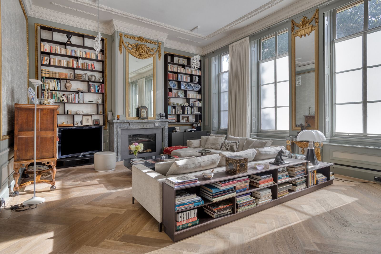 Woonkamer in Balans 11 Middelburg met boekenkasten, schouw en hoge ramen