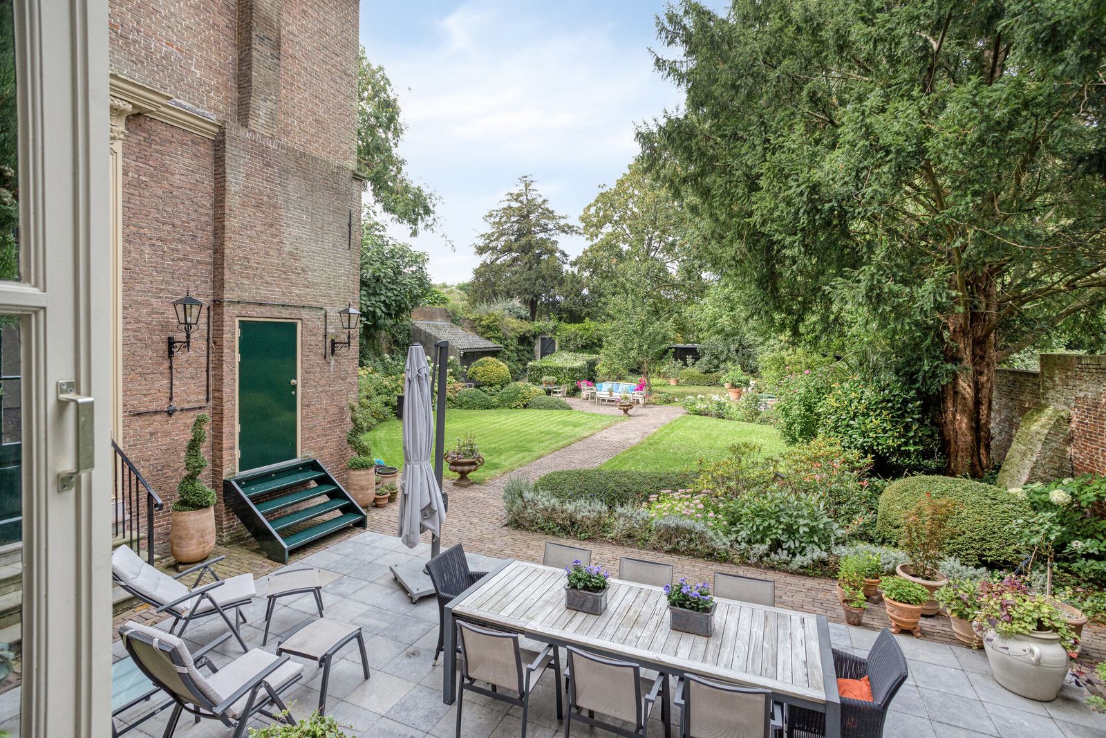 Terras aan de achterzijde van Balans 11 in Middelburg met zicht op de formele stadstuin