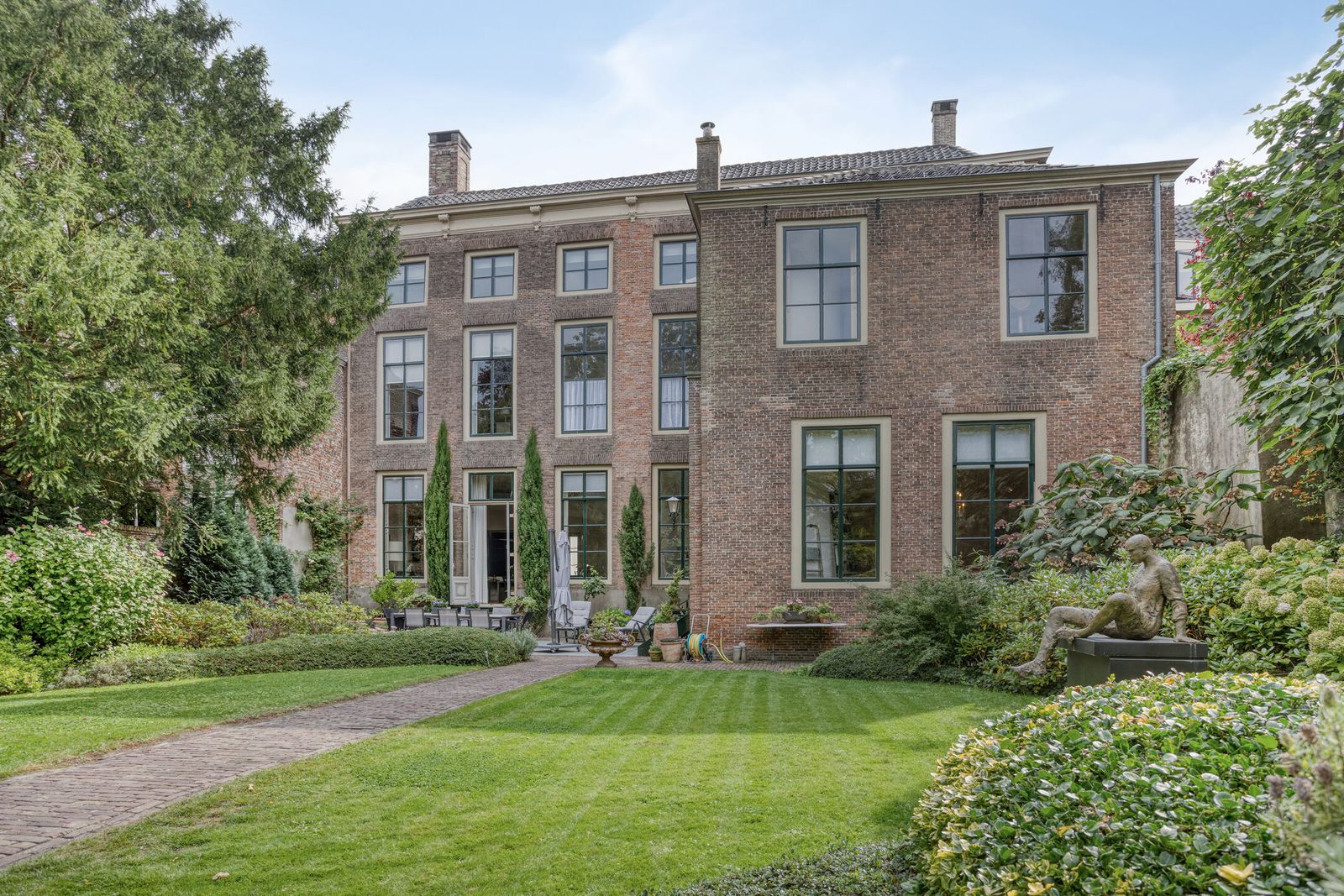 Achtergevel van het rijksmonumentale huis Balans 11 met diepe stadstuin in Middelburg