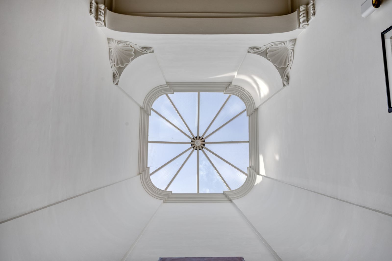 Historische lichtkoepel boven het trappenhuis van Balans 11 in Middelburg