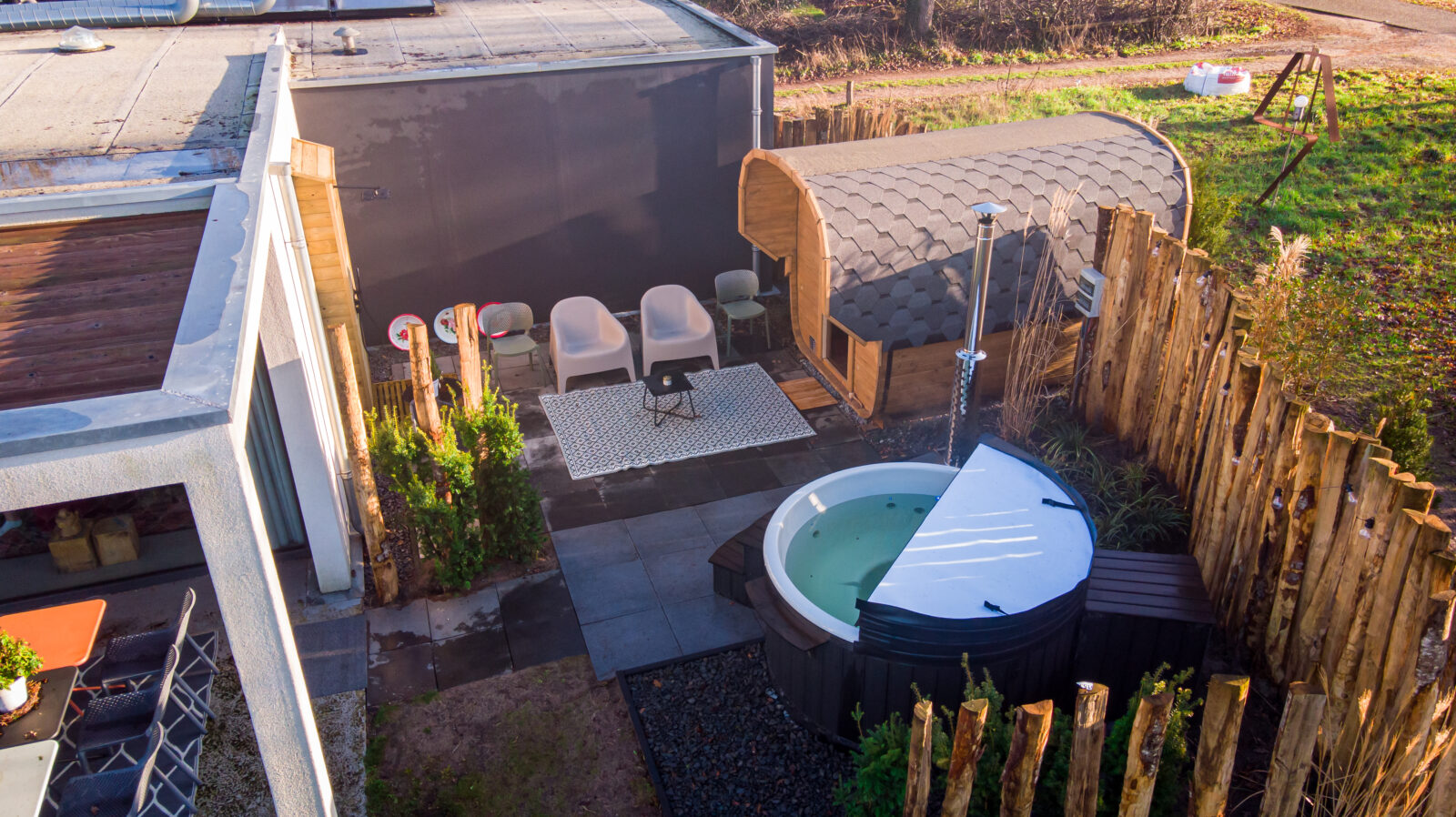 Hottub in een Nederlandse achtertuin met terras en privacy