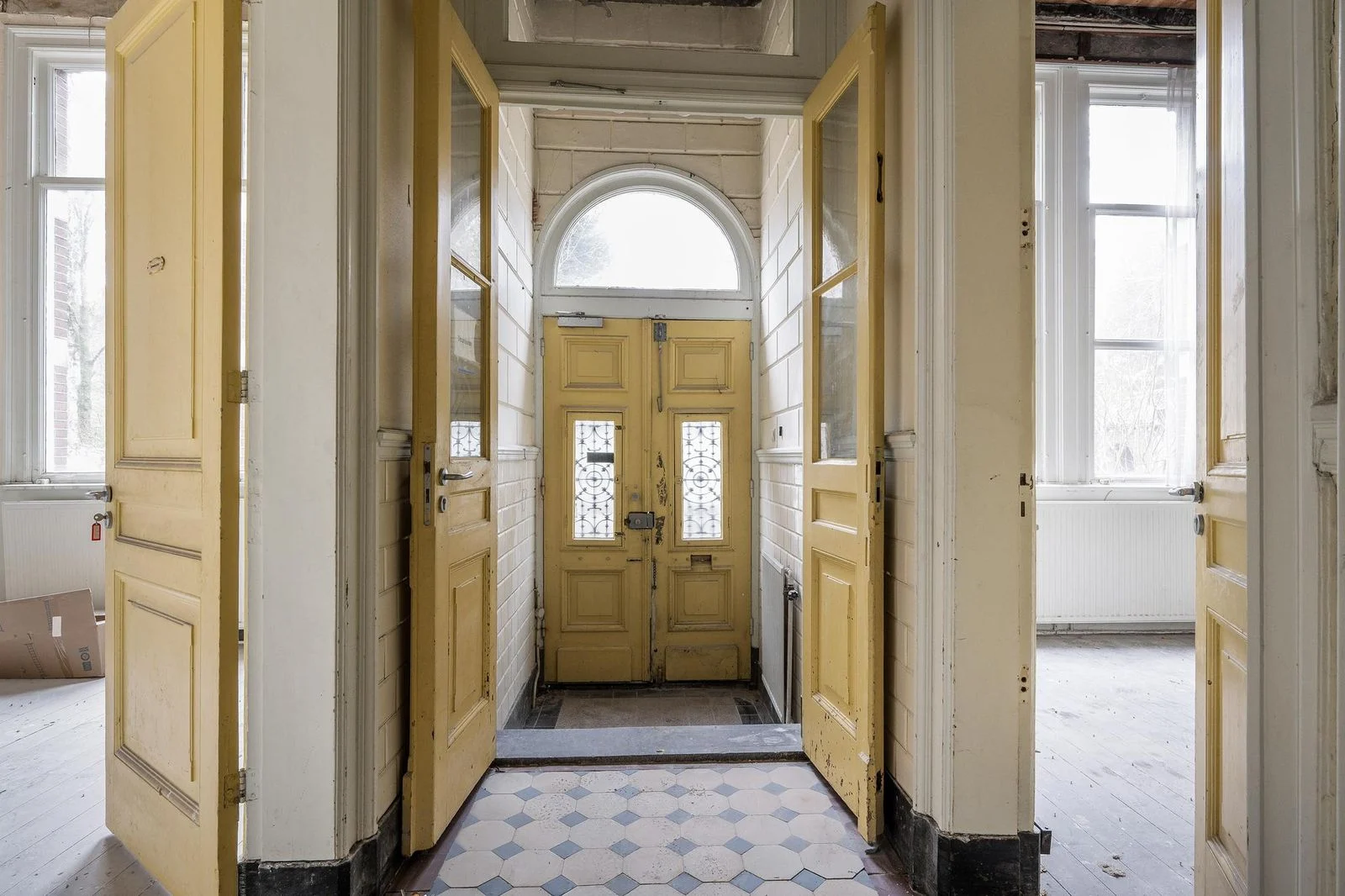 Oorspronkelijke entreehal van Hoflaan 134 met dubbele houten deuren en symmetrische doorgang