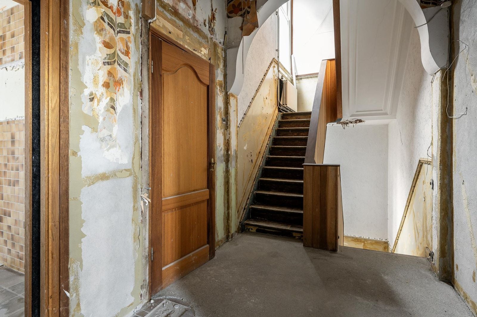 Trappenhuis van Hoflaan 134 in gestripte staat met zichtbare lagen en oorspronkelijke routing