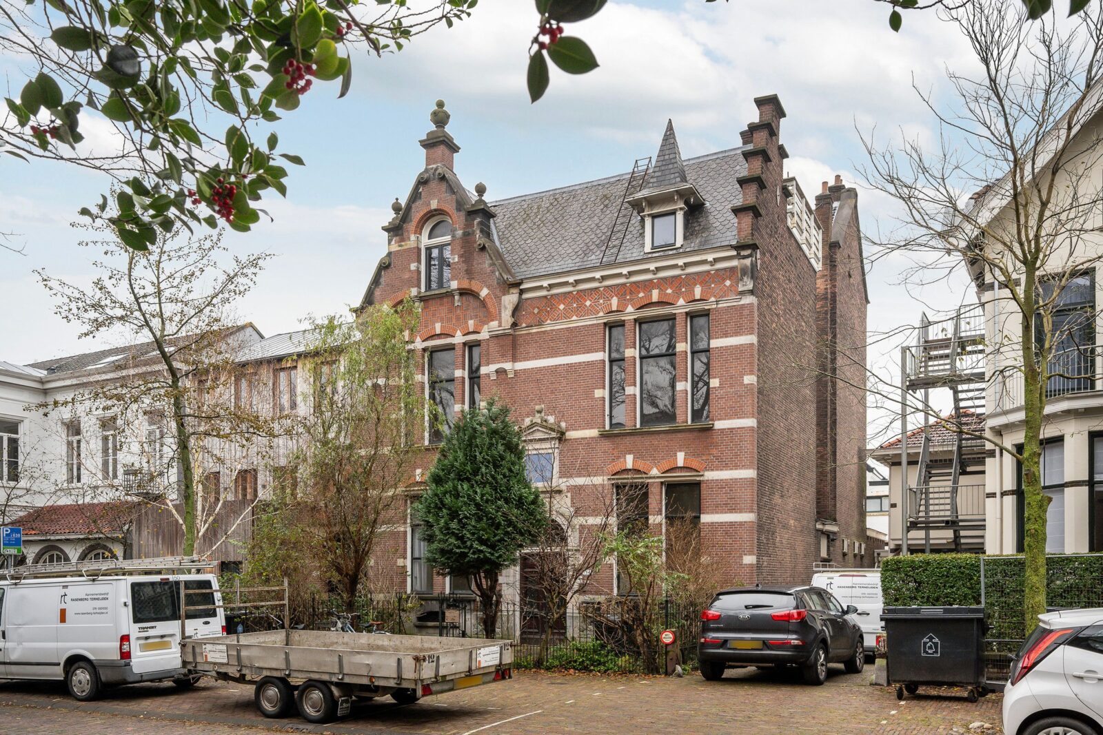 Voormalig politiebureau Hoflaan 134 in Kralingen met bakstenen gevel en karakteristieke kap