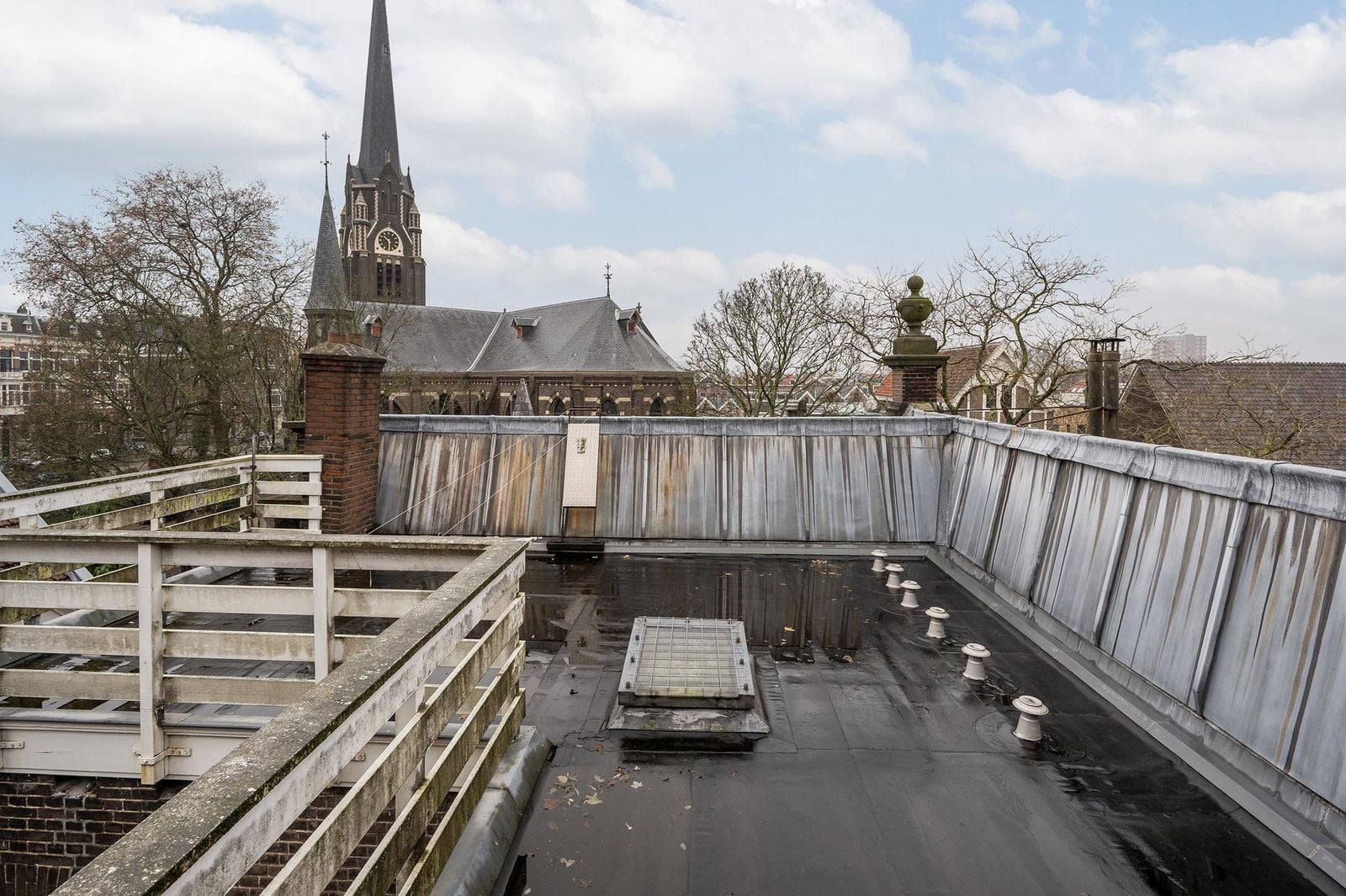 Dak van Hoflaan 134 met uitzicht over Kralingen en kerk in de omgeving