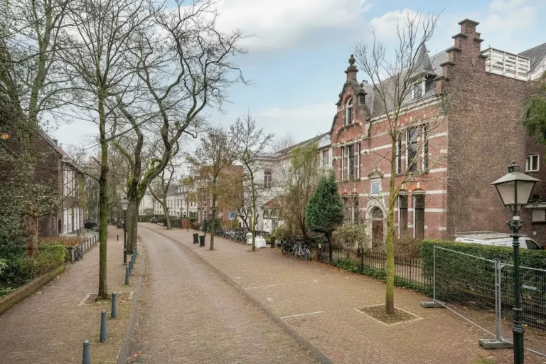 Hoflaan 134 in Rotterdam, voormalig politiebureau uit 1897 aan een rustige, statige laan in Kralingen.