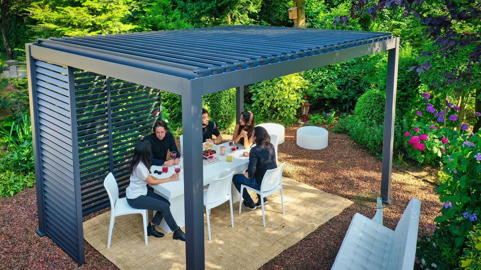 Mensen onder een stevige overkapping in een tuin tijdens dagelijks gebruik