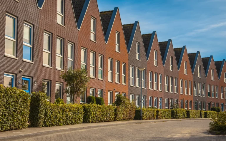 Straat in Nederland met nieuwbouwhuizen