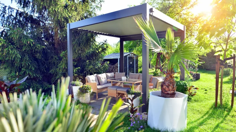 Moderne tuin met overkapping en zitplek waar dagelijks buiten wordt geleefd