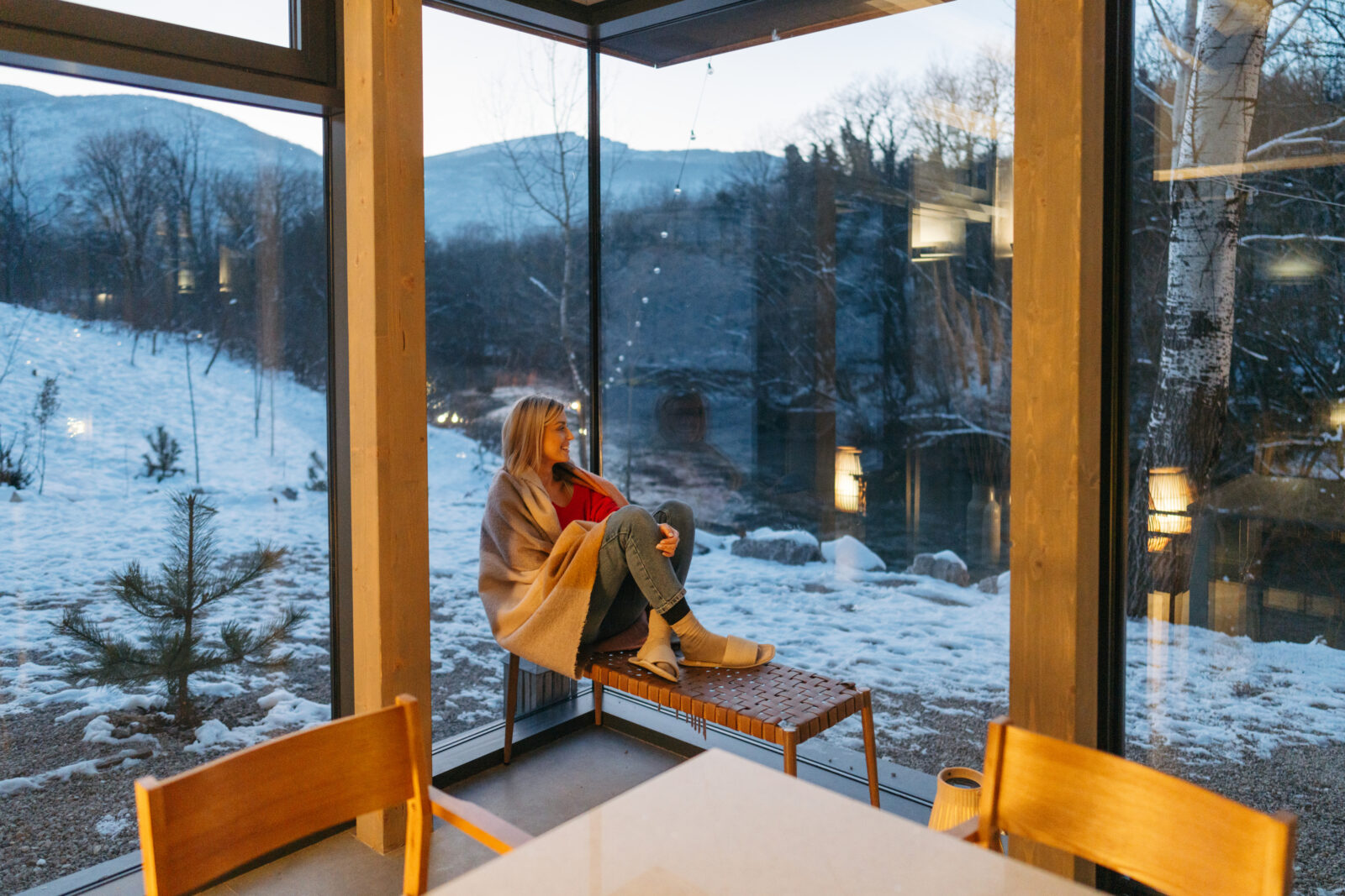 Warme en comfortabele tuinkamer in de winter met uitzicht op besneeuwde tuin