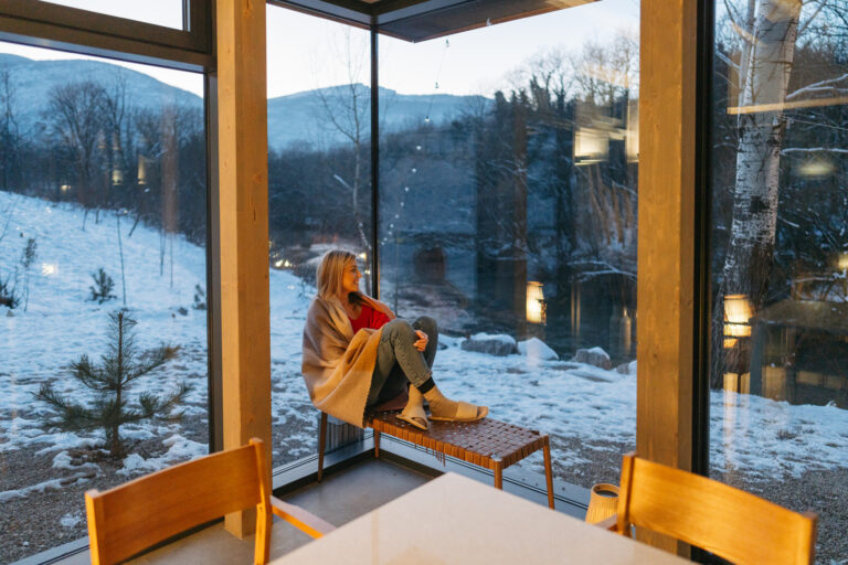 Warme en comfortabele tuinkamer in de winter met uitzicht op besneeuwde tuin