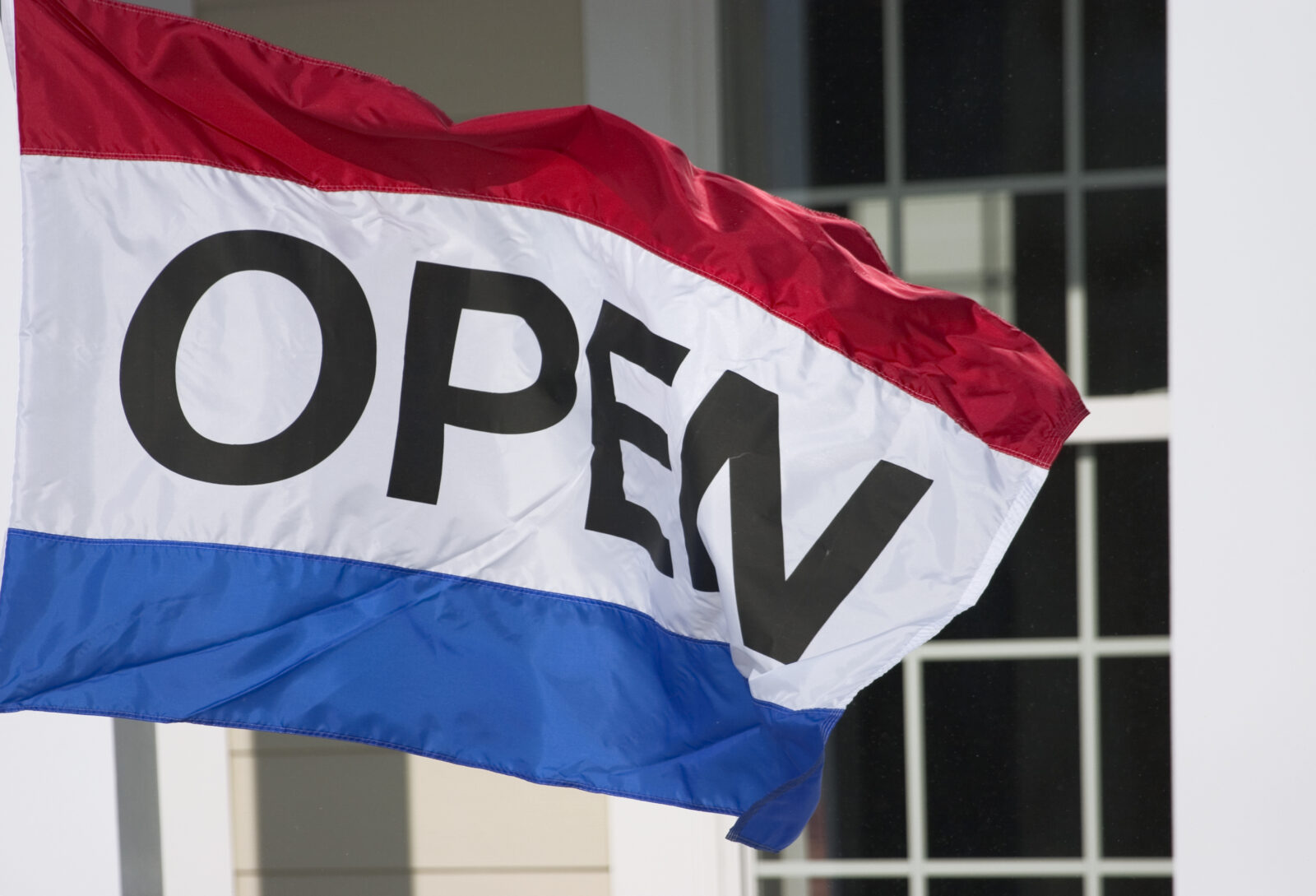 Open huis vlag bij woning tijdens verkoop