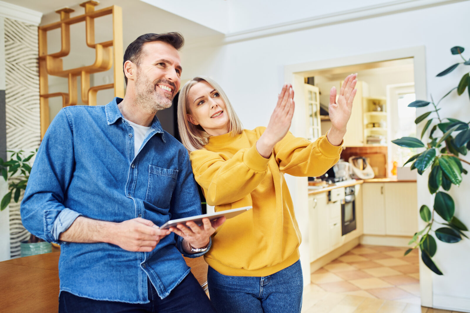 Stel bespreekt plannen voor verbouwen of verhuizen in hun woning
