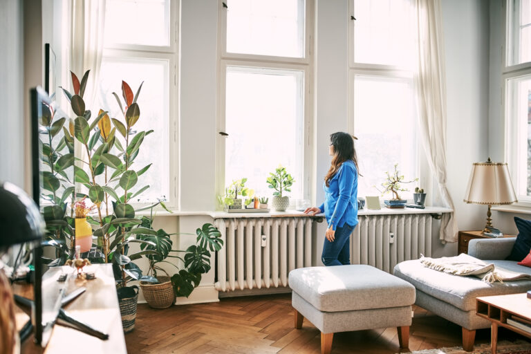 Woonkamer met radiator onder het raam en rustige afwerking, waarin vaste elementen bijdragen aan een verzorgde uitstraling.