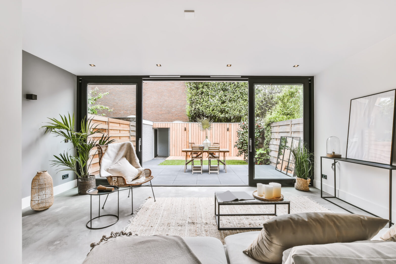 Woonkamer met open deuren naar de tuin als verlengstuk van het huis