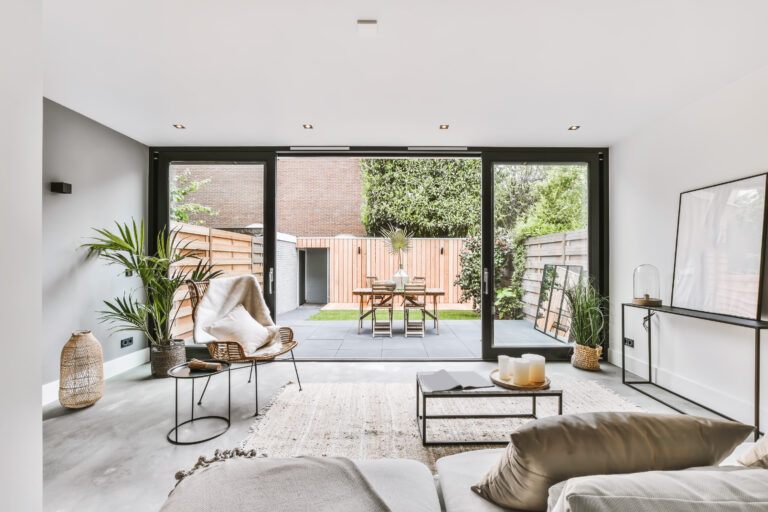 Woonkamer met open deuren naar de tuin als verlengstuk van het huis