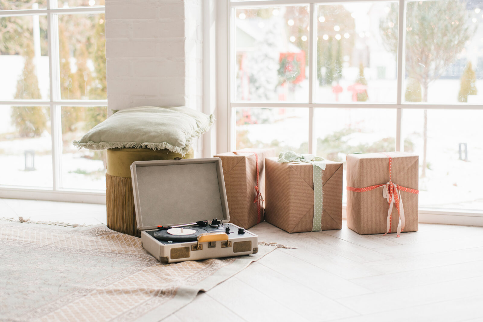 Jonge mensen in een bijna lege woonkamer met verhuisdozen tijdens een verhuizing naar een nieuw huis