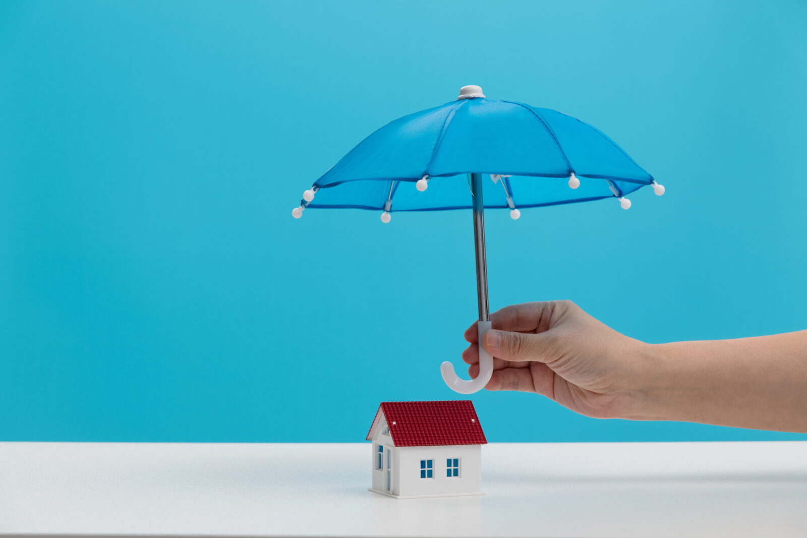 Huis beschermen tegen schade met woonverzekering conceptbeeld