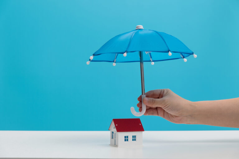 Huis beschermen tegen schade met woonverzekering conceptbeeld