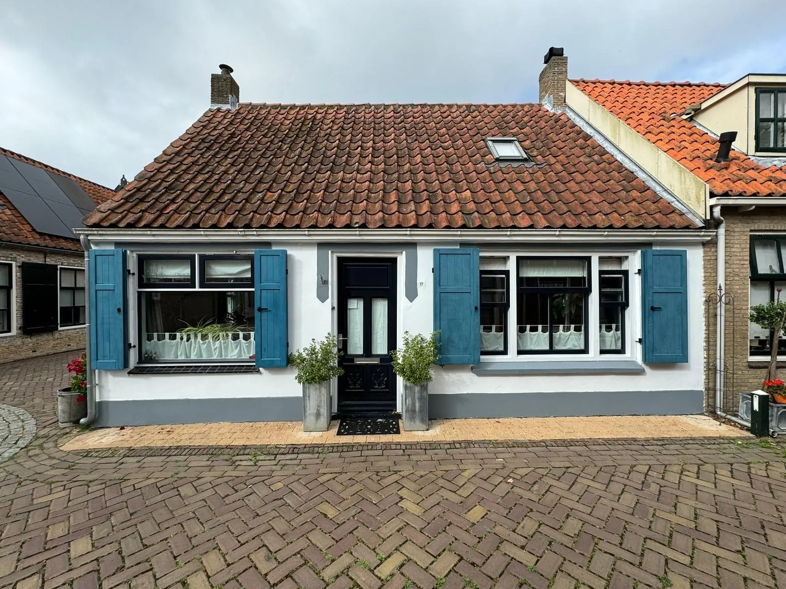 Woning met blauwe buitenluiken die karakter geven aan de gevel