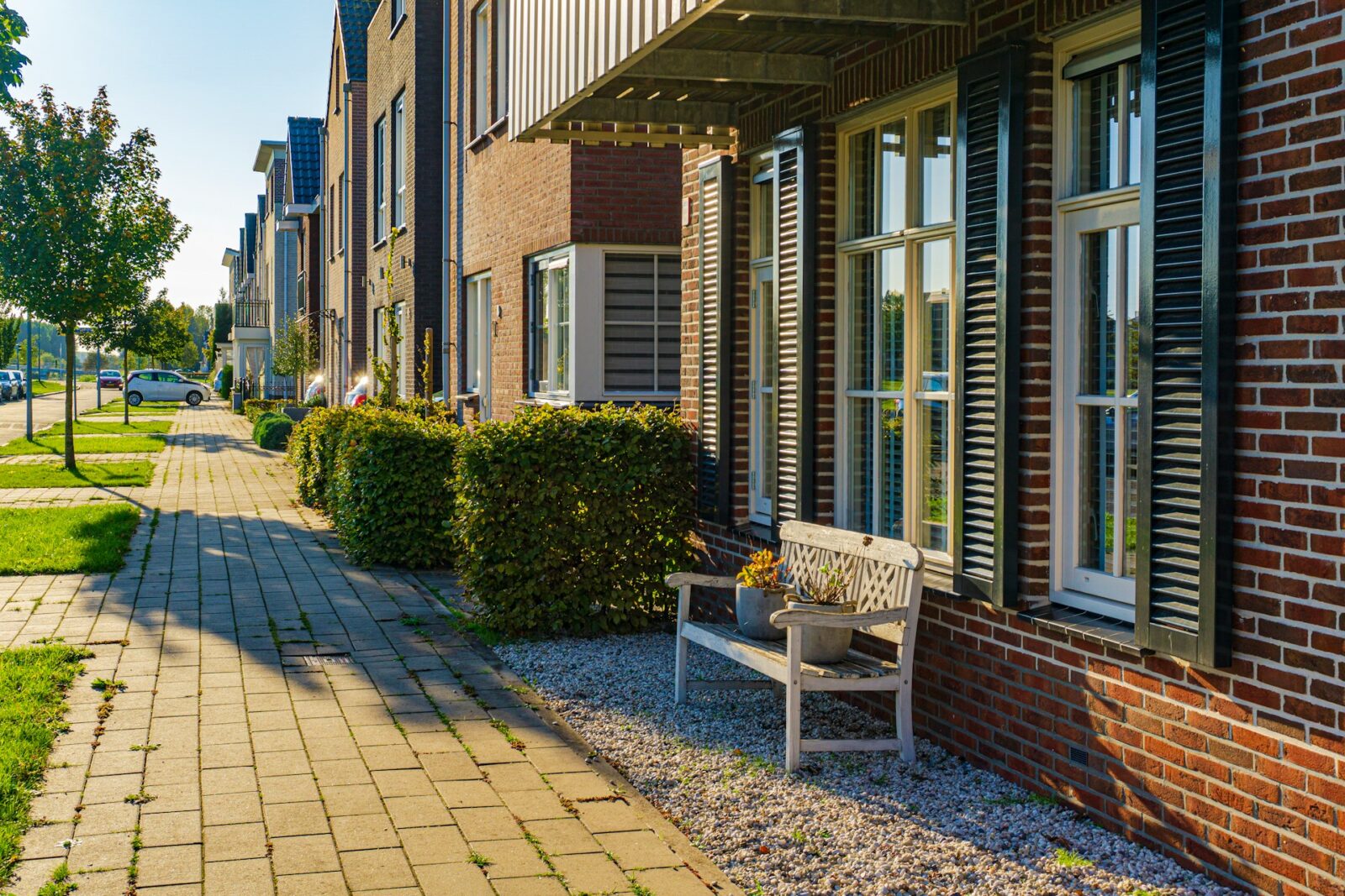 Rij goed onderhouden bakstenen woningen in Nederlandse woonstraat