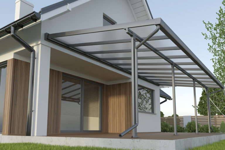 Moderne woning met aluminium terrasoverkapping aan de gevel