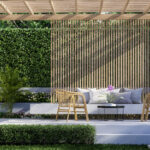 Modern terras met maatwerk aluminium terrasbeschutting en houten overkapping in een moderne tuin