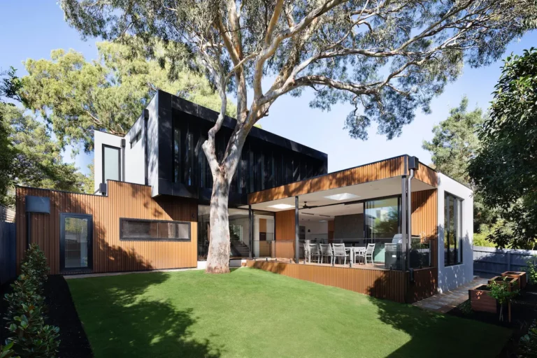 Moderne luxe villa met grote glaspartijen en strakke architectuur in groene tuin