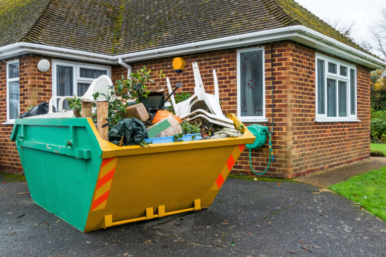 20 kuub container op oprit bij woning tijdens renovatie