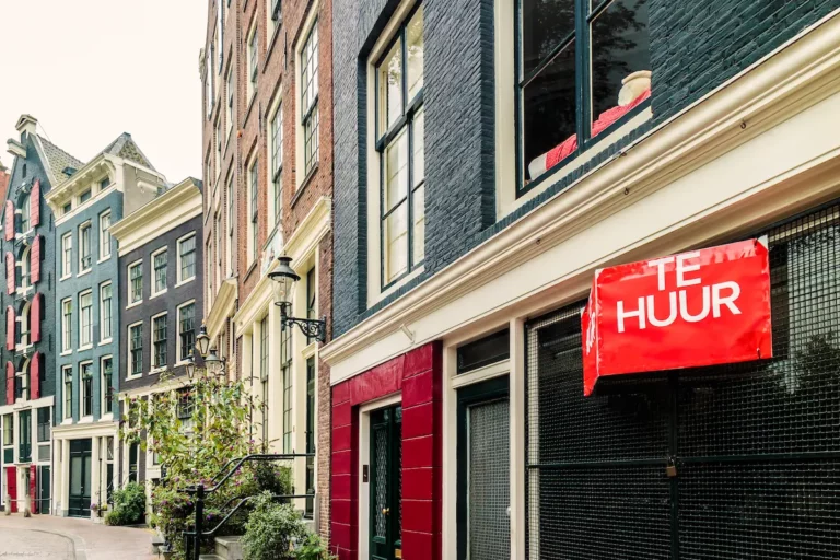 Te huur bord aan woning in Nederlandse straat met huurwoningen