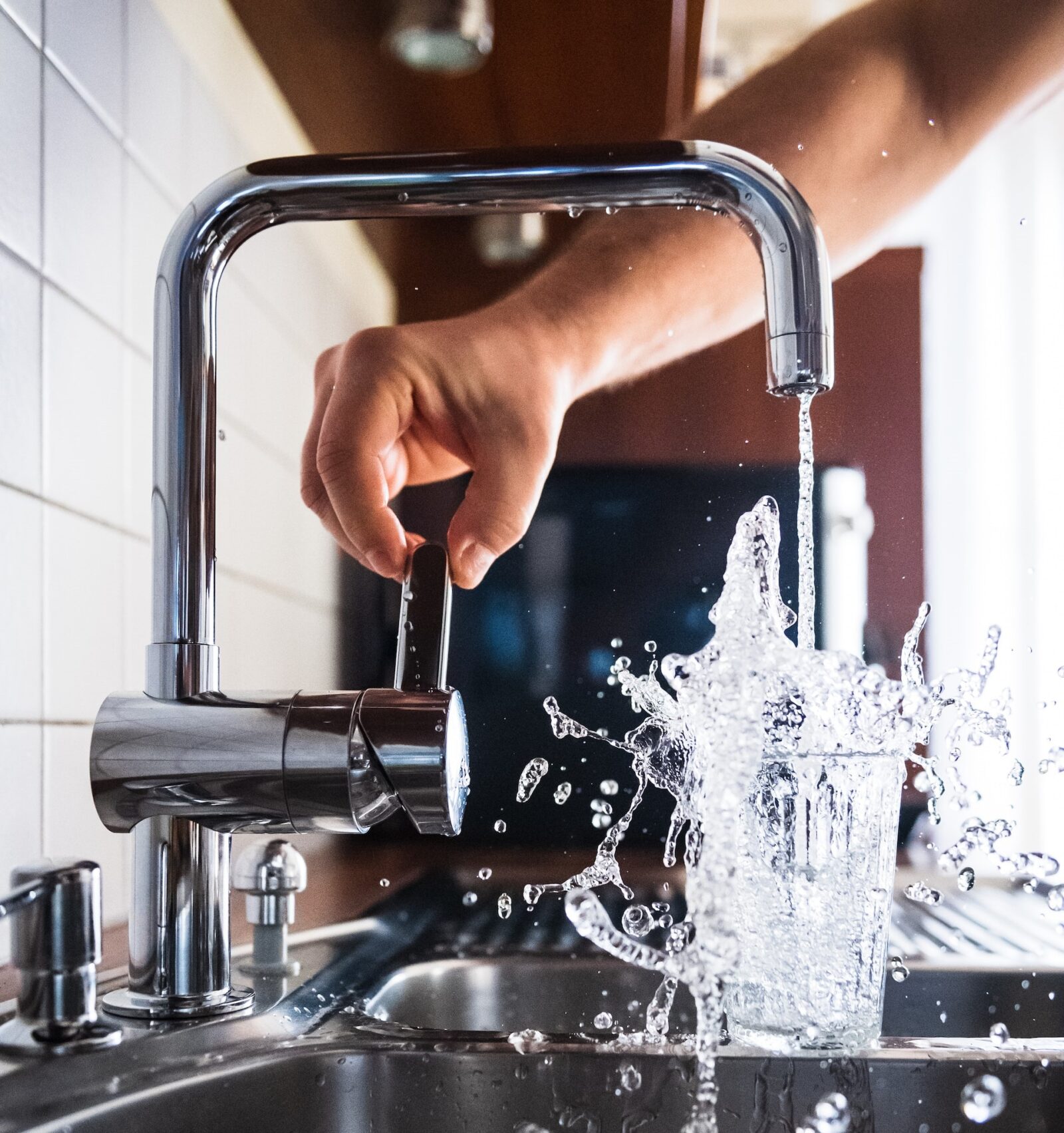 Kraanwater uit keukenleiding als voorbeeld van waterkwaliteit in huis