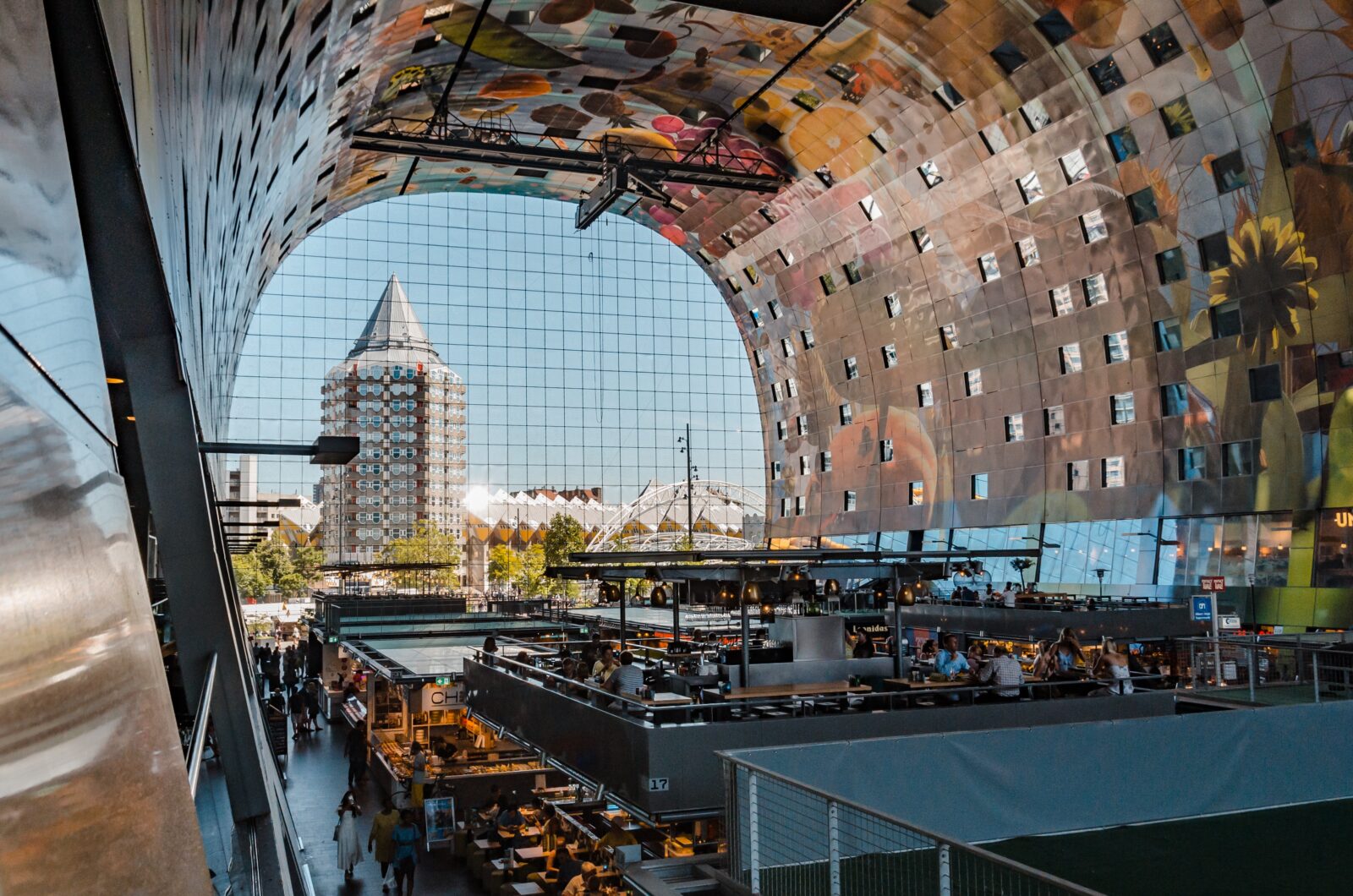 Markthal Rotterdam interieur met woningen en winkels, voorbeeld van complex vastgoed met VvE