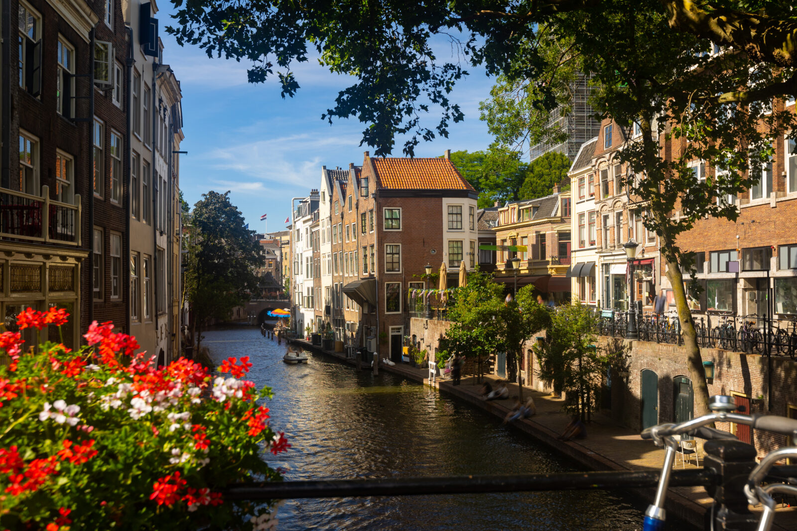 Gracht met historische woningen in het centrum van Utrecht
