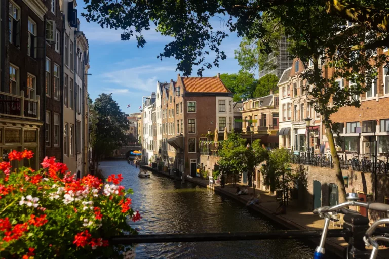 Gracht met historische woningen in het centrum van Utrecht