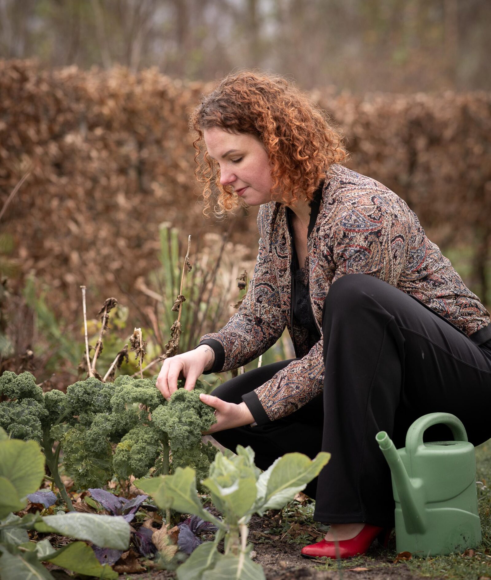 Aafke Tadema werkt in haar moestuin bij haar woning op het platteland