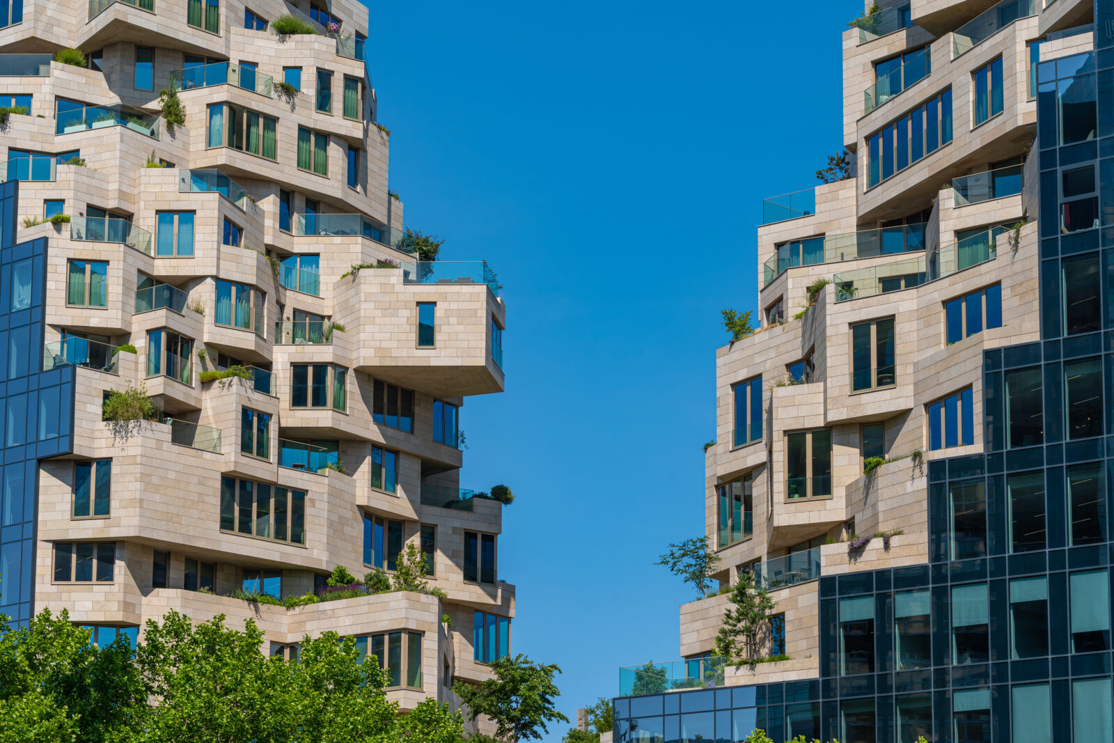 Modern appartementencomplex met balkons en VvE in Nederland, relevant voor appartement kopen en VvE-risico’s