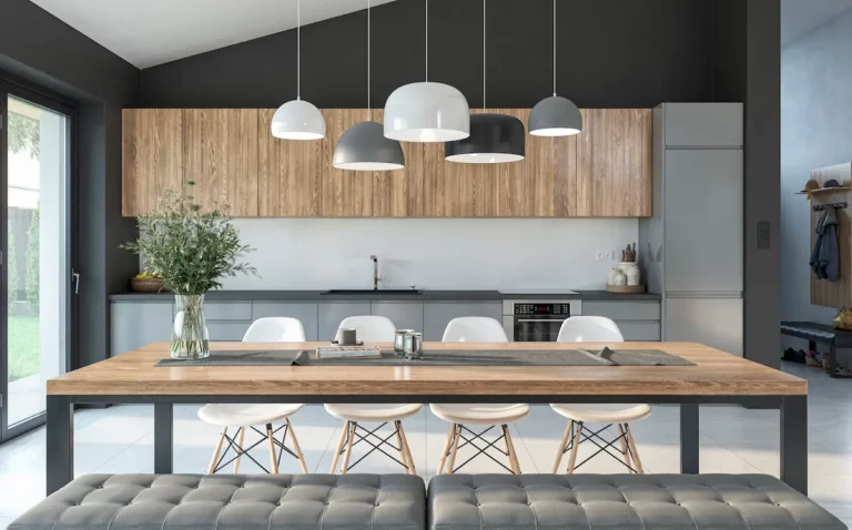 houten eettafel in moderne keuken met stoelen en hanglampen