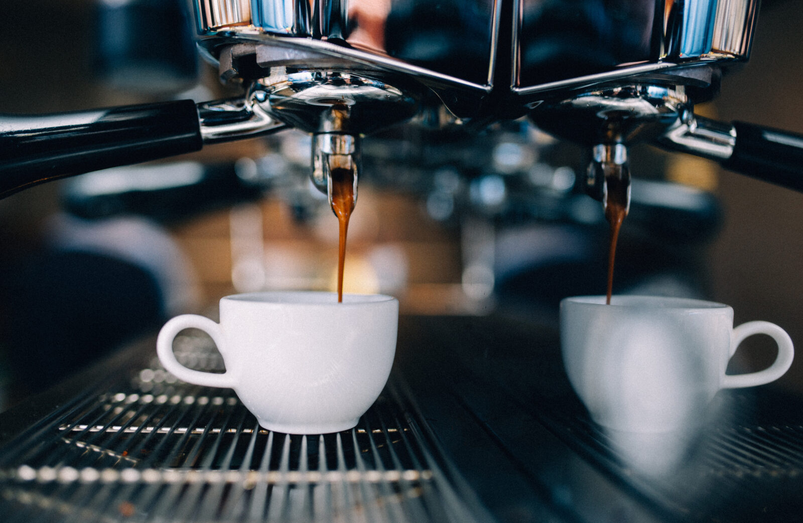 Espresso stroomt uit een halfautomatische koffiemachine in een kopje