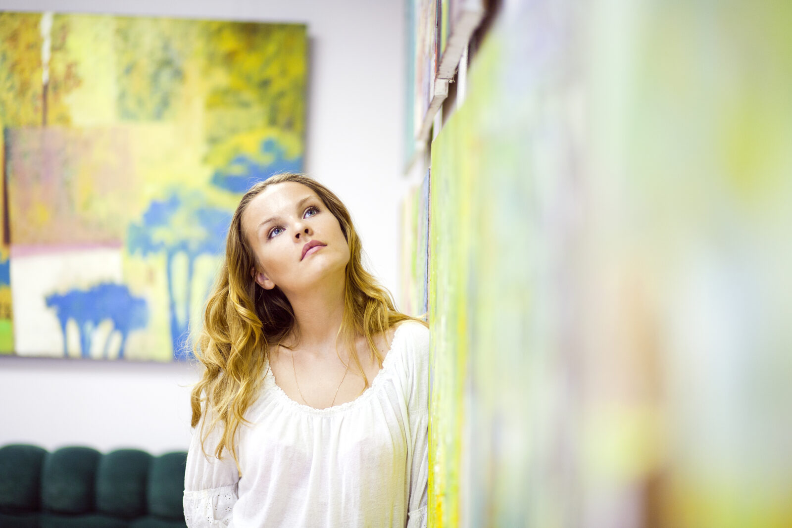 vrouw bekijkt modern schilderij om passende stijl voor interieur te kiezen
