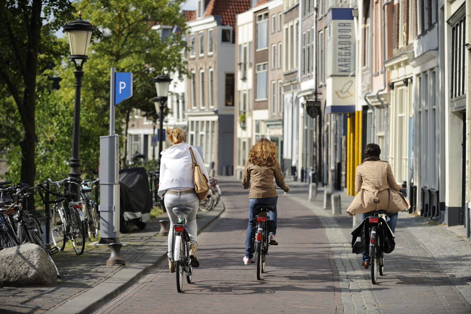 Fietsers in een Utrechtse straat met karakteristieke woningen in populaire woonwijk