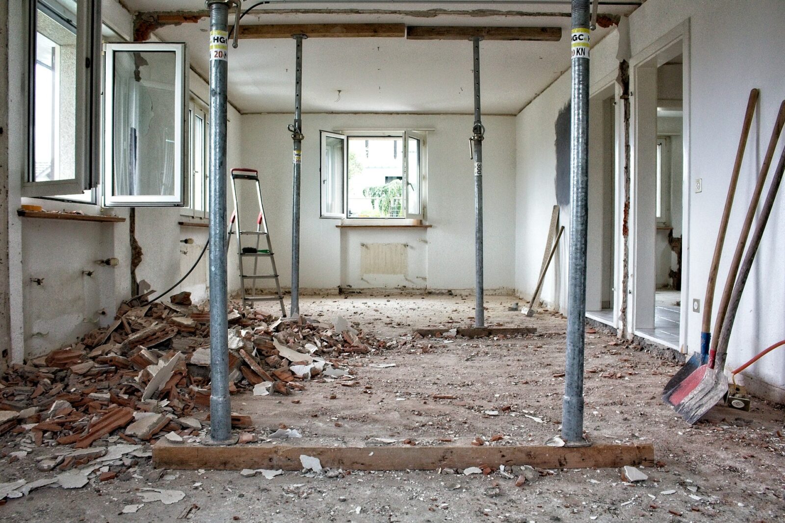 Lege woning tijdens verbouwing met opengebroken vloer en bouwmaterialen zonder toezicht