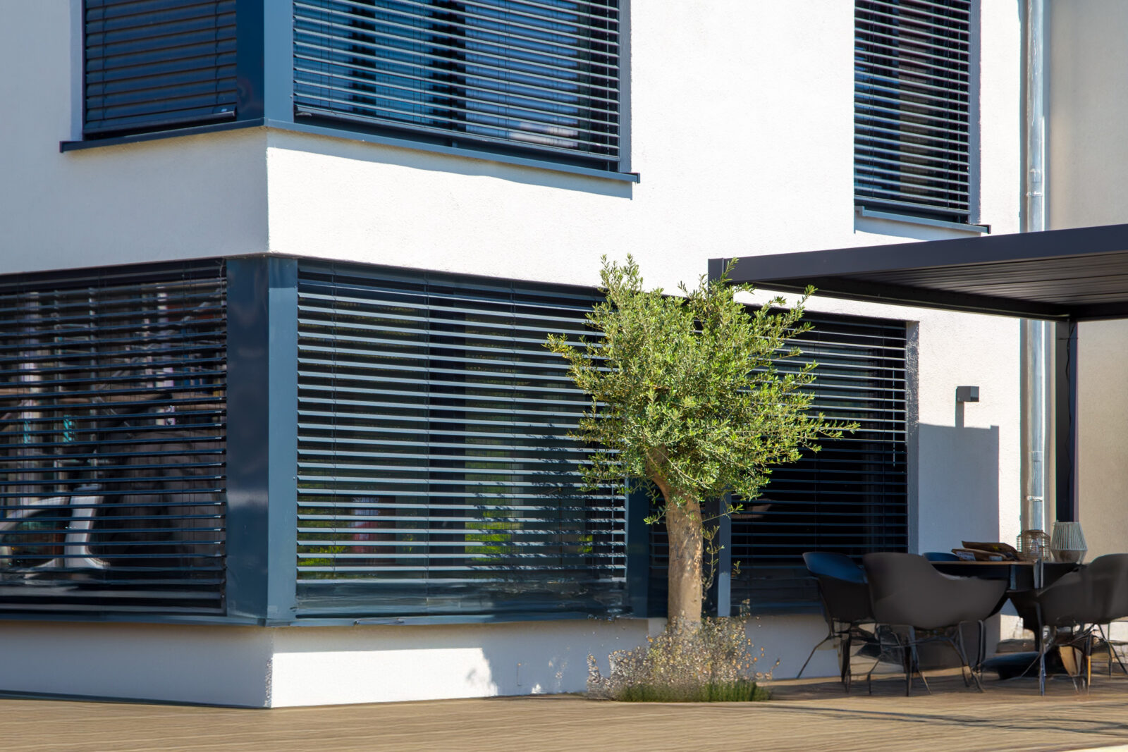 Moderne woning met solar screens als buitenzonwering voor grote ramen