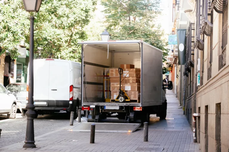 Verhuiswagen in smalle stadsstraat met beperkte ruimte voor laden en lossen
